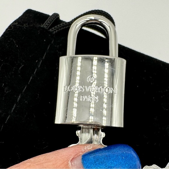 Louis Vuitton - super shiny brand new silver rare Lock and key #448 - Picture 6 of 7